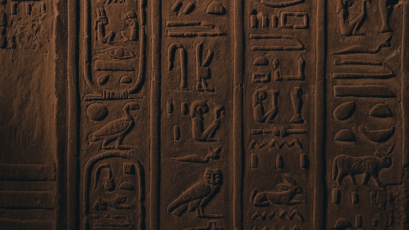 古代エジプトの文字の種類をやさしく解説｜ヒエログリフ・ヒエラティック・デモティックの違いとは