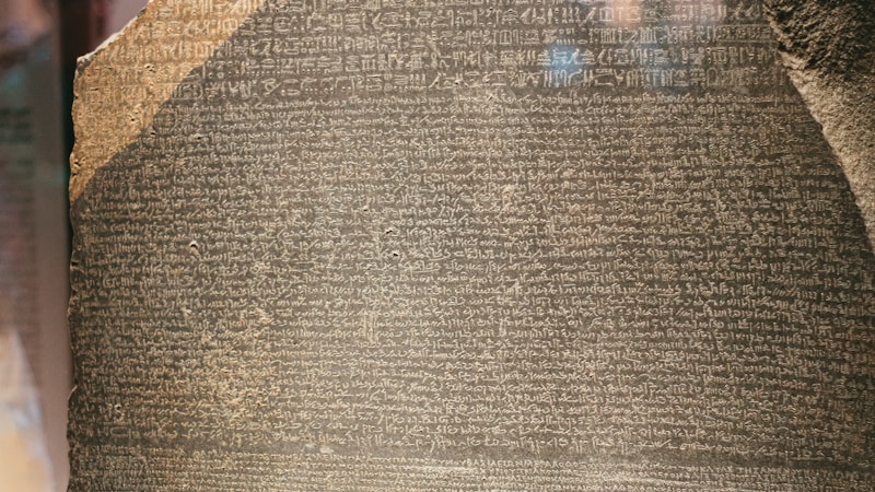 古代エジプトの言語をやさしく解説｜文字の種類・歴史の流れ・今に残る影響までわかるタイトル